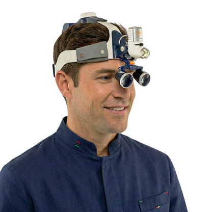 2.5배/3.5배 렌즈와 80,000루멘 초고출력 조명이 포함된 수술용 돋보기
